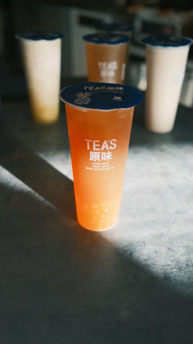 生活与手作专题封面，呈现手工材料与工序的画面